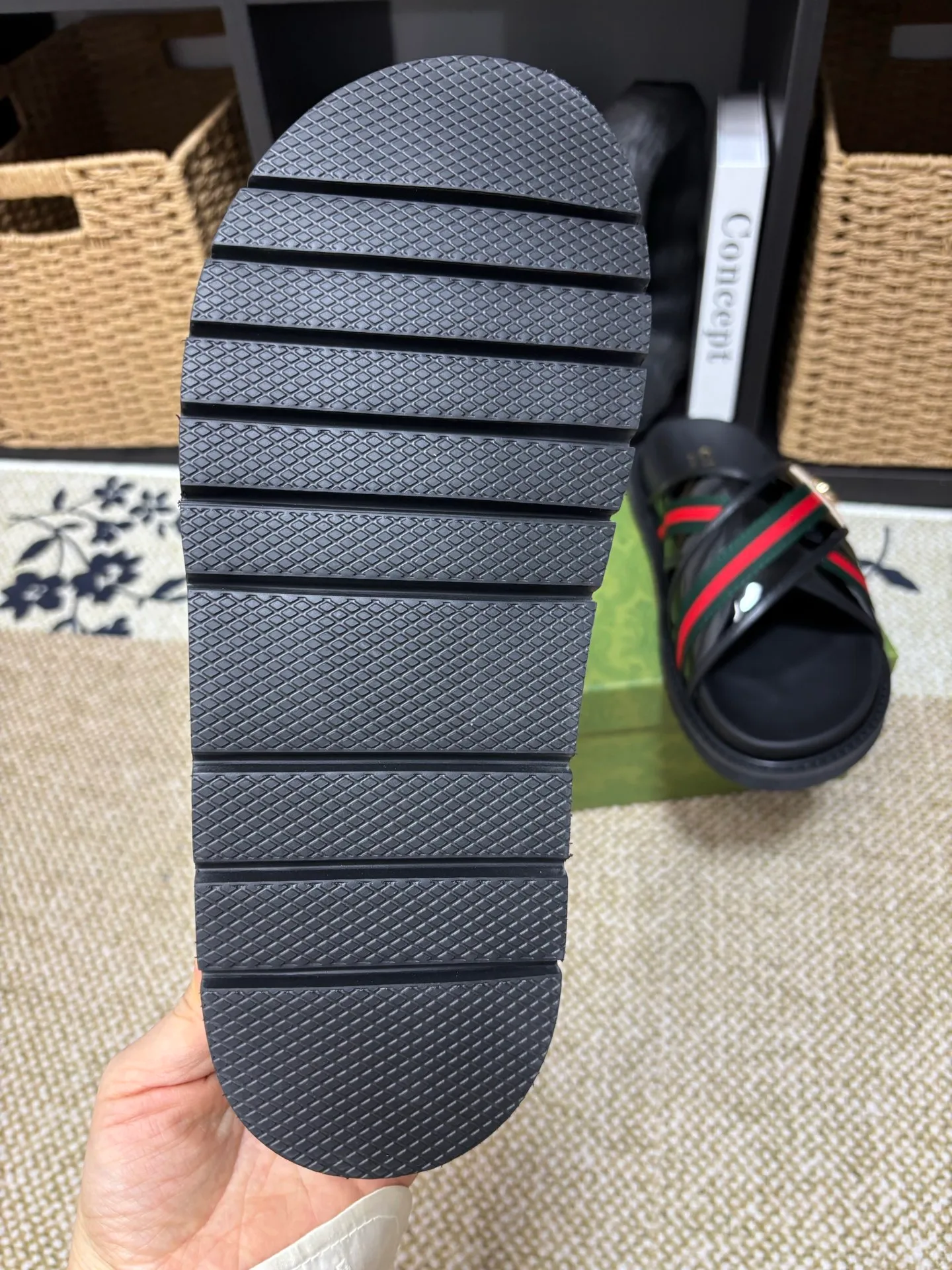 Factory 💰 300 yuan Gucci slippers] high-end men's shoes brand official website 1:1 latest masterpiece: original mold customization, the fabric is made of imported original materials, upgraded outsole, lighter and non-slip. The market's top quality, simple yet tasteful, a must-have for fashionistas, fashionable at your feet, full of confidence, the same style at the counter 👍The season of summer slippers is here. Code: 38-45 (45 customized)
